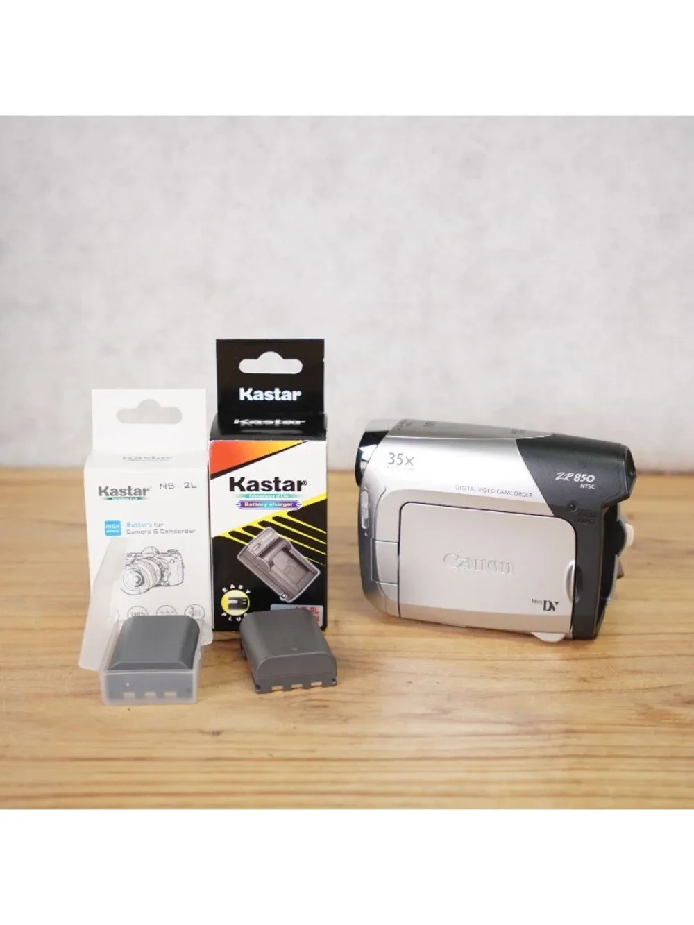 Canon ZR850 MiniDV Digital Camcorder 35x Zoom w/ 2 Batteries and Charger -Tested